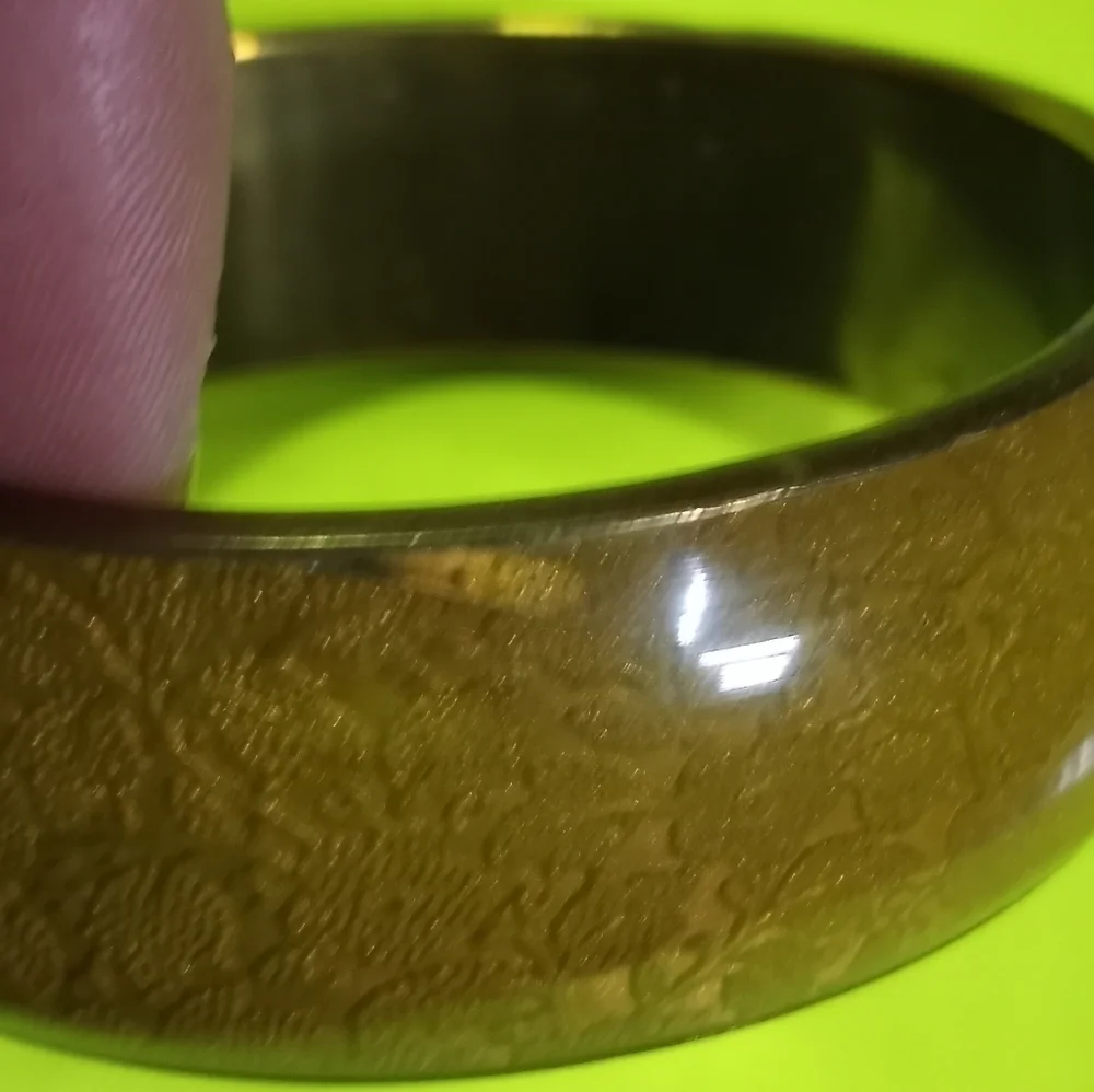 Brass lucite flower 🌸 floral lace Bangle bracelet has small dent & small crack.